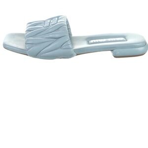 Only worn around those house a few times! Purchased too small! Love them!